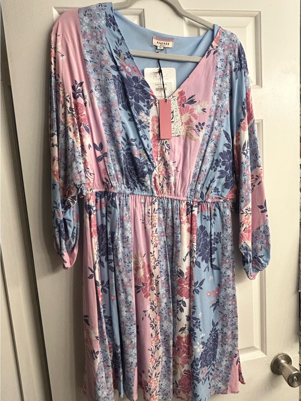Andree By Unit Floral Pink & Light Blue V-Neck Size L NWT